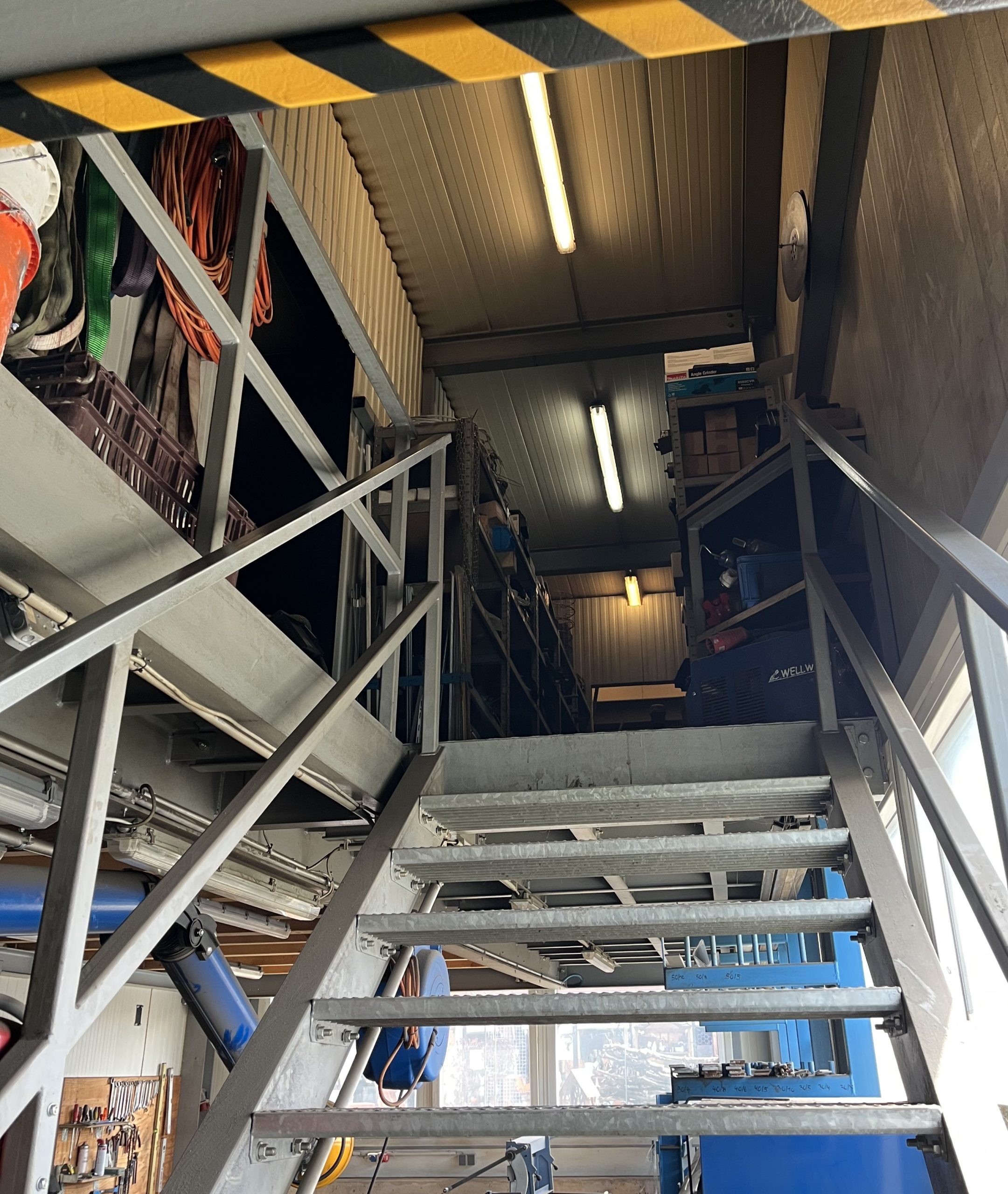 Lager,-Produktionshalle-Werkstatt