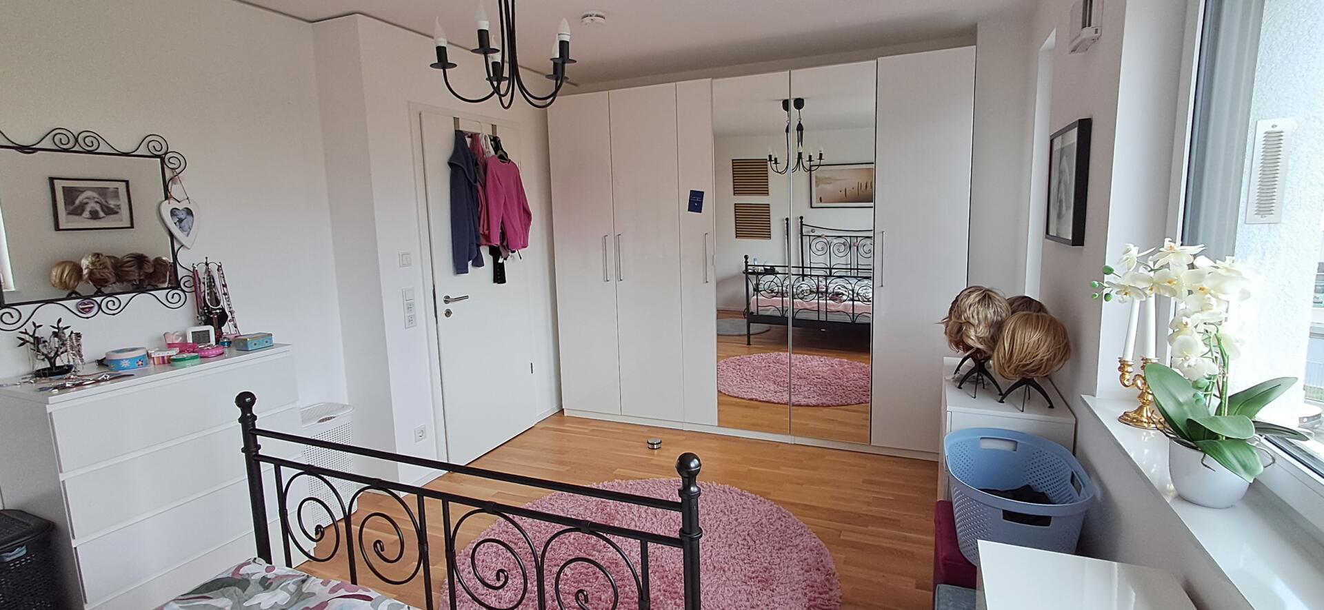 12 Schlafzimmer möbliert