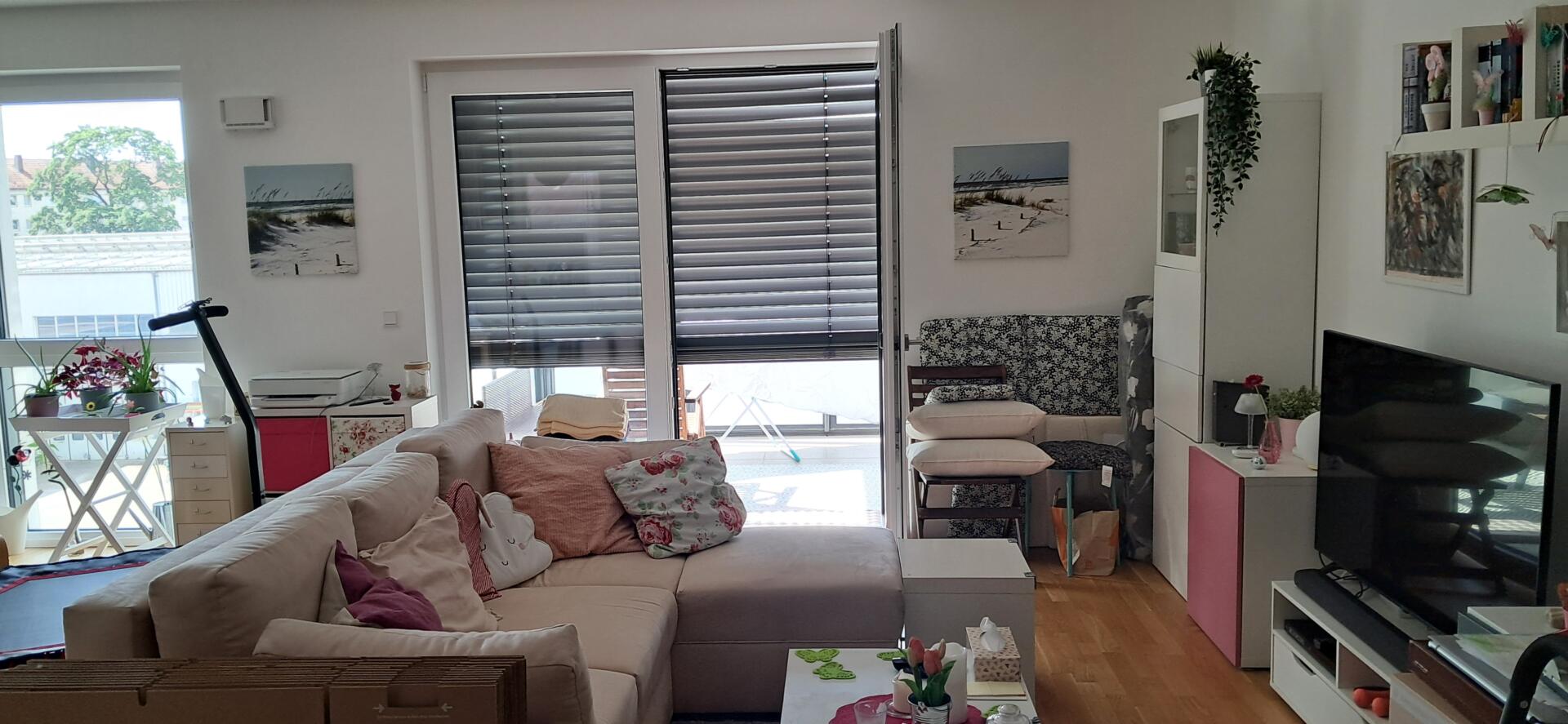 17 Wohnbereich mit Balkon möbliert